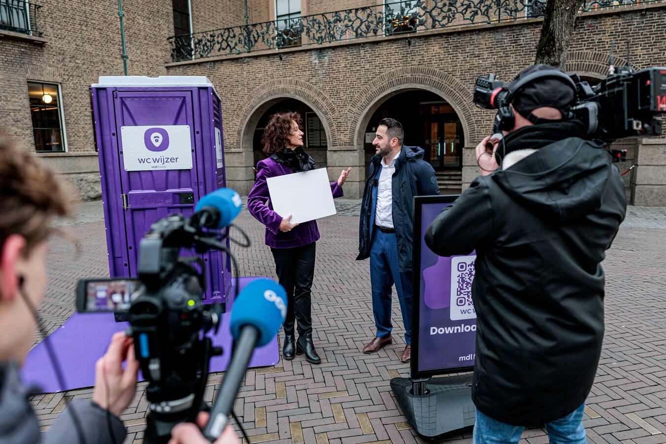 MDL Fonds director Mariël Croon presenting the aanmoedigingsprijs to alderman Malkis Jajan